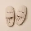 Chinelos de lã de cordeiro modernos para casal, para uso em casa e dormitório, chinelos simples de pelúcia sem cadarço de algodão femininos de inverno para ambientes internos