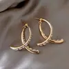 Brincos Elegantes de Agulha de Prata S925 com Toque de Luxo para Mulheres Design Retrô Brincos de Tarraxa com Pérola Popularidade da Internet Acessórios de Orelha