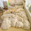 Nuevo juego de ropa de cama de gasa de doble capa con sensación de nube, disponible en un juego de cuatro piezas para dormitorio y un juego de tres piezas para cama individual, que incluye una funda de edredón, una sábana plana y una sábana bajera.