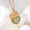 Colgante de jade blanco sintético de Hetian con forma de castillo de amor, método antiguo, chapado en oro, collar con corazón de jaspe sintético incrustado.