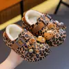Chinelos internos quentinhos de inverno para meninas, com forro de fleece, impermeáveis e antiderrapantes, com estampa de leopardo, adequados para bebês e crianças pequenas.
