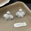 Brincos de pino de metal em formato de pétala estilo minimalista francês, temperamento fashion, luxo leve, alta qualidade, requintados, elegantes, joia de orelha versátil para mulheres