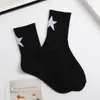 Meias Transfronteiriças para Homens e Mulheres, Meias de Cano Médio, Meias Modernas Pretas e Brancas, Meias de Casal com Estrela de Cinco Pontas, Meias Casuais Esportivas Versáteis de Cor Sólida