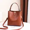 Bolso tipo cubo para mujer 2025, gran capacidad, texturizado, nuevo bolso de mano elegante y con estilo, diseño de piedra, bolso de hombro, bolso cruzado