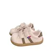 Tenis rosas de velcro para mujer, lindos y peculiares, nuevos zapatos chic de otoño de nicho tipo pan inflado, zapatillas blancas estilo entrenamiento alemán y Forrest Gump