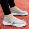 Novos Sapatos de Caminhada Vazados de Verão, Soltos e Confortáveis com Fivela, Sapatos de Mãe Respiráveis e Leves, Sapatos Femininos Transfronteiriços de Tamanho Grande