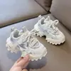 Tenis casuales para niñas, ligeros y elegantes para otoño, versátiles y antideslizantes, con suelas gruesas, un diseño moderno tipo "dad shoe", y suelas suaves aptos tanto para niñas como para niños.