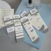 Meias Femininas Bordadas Série 26 Cinza Primavera/Verão com Etiquetas de Tecido, Meias Macias Estilo Australiano e Japonês/Coreano, Meias Retas para Estudante, Meias Respiráveis de Cano Médio