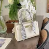 Bolso Versátil de Mano Pequeño Cuadrado Bolso de Hombro Bolso Cruzado de Gama Alta de Nicho Moda de Verano 2026
