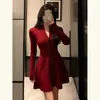 Vestido de punto estilo Hepburn para mujer, nuevo diseño de otoño e invierno, cuello de temperamento elegante, cintura ceñida, pequeño vestido negro súper bonito