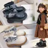 Sapatos de princesa com acabamento em renda para meninas, nova coleção primavera/outono 2026, botas Martin infantis de sola macia, botinhas de couro forradas com fleece para crianças mais velhas