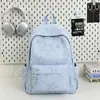 Mochila branca leitosa e cinza claro com estampa de estrelas, discreta e simples, versátil para os passeios diários de alunos do ensino fundamental e médio, uma mochila refrescante