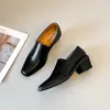2026 Novos Mocassins Vintage Quadrados de Calçar para Mulheres, Sapatos de Estilo Britânico com Saltos Grossos, Sapatos de Couro com Corte Profundo