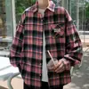 Camisa xadrez vintage estilo americano de manga comprida para homens e mulheres, peça de outer wear de corte solto para primavera e outono, top com design único