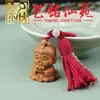 Llavero de gatito juguetón tallado en madera de azufaifo de Yiming Xianyuan, lindo colgante decorativo para mochila de pareja con borla temática de luna