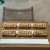 Madera de Durazno Ciprés Rojo "El Dinero Está Llegando" Dos Pasteles Cuadrados Accesorios Accesorios Wenwan Joyería DIY