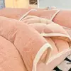 Juego de cuatro piezas de terciopelo de leche tallado grado A, nueva colección de invierno 2026, engrosado para mayor calidez, funda de edredón lujosa, sábana de franela de coral, juego de cama 3