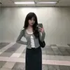 Camiseta de Manga Larga con Bloques de Color Patchwork Falso Dos Piezas Ribete de Encaje para Mujer Otoño Nuevo Estilo Versión Coreana Corte Ajustado Favorecedor para la Figura Top Gris