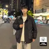 Nuevo Chaquetón Puffer Cálido para Hombre Otoño/Invierno 2026 con Relleno de Plumón de Pato Blanco 90, Diseño Texturizado con Cuello Alto de Raya Vertical, Marca Gruesa de Moda