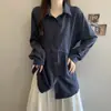 Camisa de rayas azul marino con cuello en V y hombros normales para mujer, nuevo estilo otoño 2026, talla grande, longitud media, top casual que ciñe la cintura