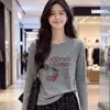 Camiseta de manga larga para mujer, corte regular, longitud corta, con estampado de letras retro americanas y cerezas, capa base para otoño 2026