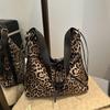 Niche Design Sense Leopard Print Bolsa de Ombro Feminina Moda Retro Slack Sense Bolsa de Mão Bolsa Crossbody para Viagem Diária