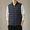 26 Nueva chaleco de algodón con cuello alto de otoño e invierno para hombre, chaqueta de algodón sin mangas gruesa y cálida, prenda exterior holgada y versátil para hombres jóvenes