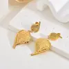 Brincos de Aço Inoxidável com Padrão de Martelo Dourado Transfronteiriços, Joia de Orelha Exagerada de Folha de Ginkgo de Luxo Leve com um Design Único para Mulheres