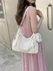 Bolsa tote casual retrô para mulheres, bolsa de ombro casual de grande capacidade para o verão de 2026, mochila da moda para o dia a dia