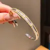 Pulseira de Fivela Redonda Oca com Zircônia Galvanizada em Ouro Real 18K, Pulseira de Luxo Leve de Alta Qualidade, Joia de Mão Retro de Nicho para Mulheres