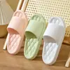 Sandalias gruesas de patrón de diamante populares europeas y americanas, pantuflas planas antideslizantes y resistentes al desgaste, pantuflas casuales de talla grande para ventas transfronterizas