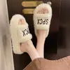 Pantuflas mullidas de talla grande, de alta gama, transfronterizas para mujer, nueva colección Otoño/Invierno 2026, orientadas a la exportación, con diseños de letras, estilo europeo y americano, y suelas gruesas