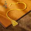 Collar de suéter con colgante de triángulo amarillo de la suerte chapado en oro estilo vintage con diamantes, similar a los que se encuentran en las joyerías