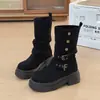 Botas de motociclista de salto alto com sola grossa e salto grosso em estilo retrô, estilosas e que afinam para pessoas baixinhas, botas da moda de cano médio com fivelas metálicas