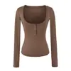 Atuendo puro y seductor para mujer, perfecto para principios de otoño: una camiseta gris de cuello halter y cuello en U de manga larga combinada con un conjunto de dos piezas ajustado que realza la figura