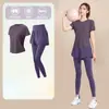 Conjunto esportivo profissional para corrida feminina, novo traje de fitness de verão respirável de secagem rápida, conjunto de yoga de alta qualidade de manga curta