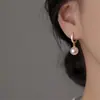 Brincos de Resina com Pingente de Pérola, Design Exclusivo com Toque de Luxo, Brincos Estilo Chanel, Modernos e Elegantes, Argolas Versáteis