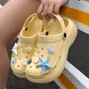Nuevas Sandalias de Verano EVA de Suela Gruesa Flores para Zapatos DIY Antideslizantes para el Hogar con Agujeros para Mujer Versátiles Duraderas que Aumentan la Altura de Punta Cerrada