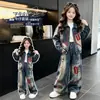Conjunto jeans para meninas 2026 primavera e outono novo estilo tendência estilo coreano high street jaqueta e calça wide leg conjunto de duas peças para crianças mais velhas