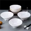 Los tazones de melamina para fideos, diseñados específicamente para tiendas de fideos, están hechos de plástico que imita la porcelana.. Se utilizan para servir fideos de res, hot pot picante, fideos en caldo y fideos de caracol.