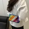 Nuevo Bolso Cruzado de Hombro con Cadena Estilo Coreano 2025, Diseño de Moda Estilo Occidental, Rayas Arcoíris de Primavera Temprana, Costuras de Color Contrastante