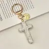 Llavero de Arcilla Cerámica con Cruz de Pedrería de Moda Alta Apariencia Súper Brillante Lleno de Pedrería Llavero de Coche Accesorio para Bolso