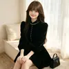 Nueva colección Otoño/Invierno 2026: Vestido negro de terciopelo de manga larga estilo Hepburn retro para mujer, nueva colección de principios de otoño, negro