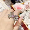Camellia Moda de Lujo Alto Sentido Polvo Papalacha Diamante Colgante Chapado en Oro de 18K Elegante Pulsera de Flor conjunto