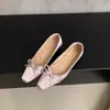 Zapatos planos de ballet suaves estilo francés para mujer, nuevo modelo de otoño 2025, combinados con faldas, zapatos planos de ballet poco profundos con lazo