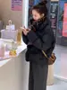Chaqueta corta de plumón súper elegante para mujer, nuevo modelo popular invierno 2025, chaqueta acolchada de plumón de pato blanco engrosada para personas menudas