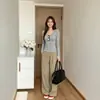 Camiseta Blanca de Manga Larga con Cuello en V para Mujer, Nuevo Estilo Otoño 2026, Capa Base Ajustada, Se Puede Usar Sola, Top Pequeño Estilo Coreano