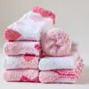Nuevos Calcetines Cálidos de Coral Fleece para Otoño e Invierno, para Casa, Suelo y Dormir; Calcetines Rayados de Corazón hasta la Pantorrilla para Mujer, Mitad de Felpa