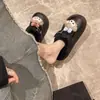 Chinelos Fofos de Desenho Animado Confortáveis de Dedos para Uso Externo Feminino Outono e Inverno 2025 Nova Moda Antiderrapantes Quentes Chinelos de Dedos