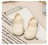 Nueva colección de otoño de zapatos para caminar estilo princesa para niñas pequeñas, con suela suave, perfectos para bebés y niños pequeños, y disponibles en rojo.